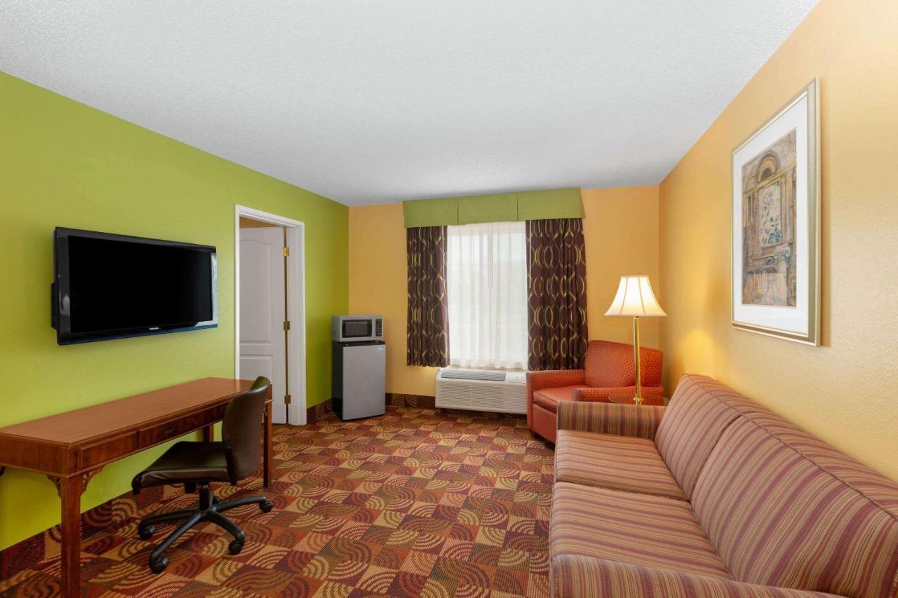 Super 8 By Wyndham Lake Of The Ozarks Eldon Exteriér fotografie
