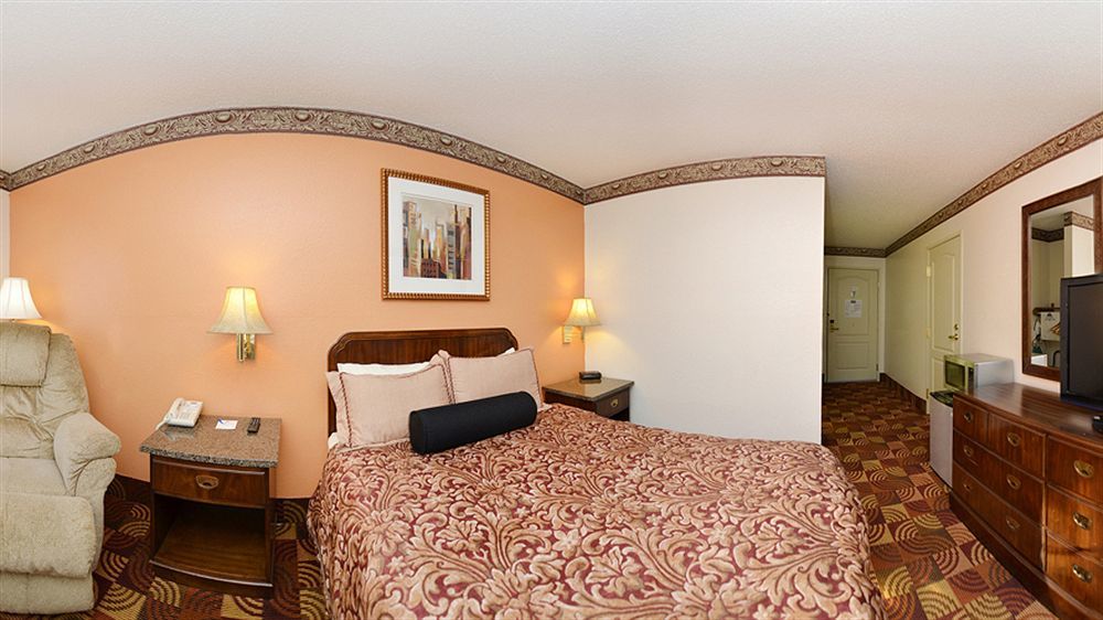 Super 8 By Wyndham Lake Of The Ozarks Eldon Exteriér fotografie