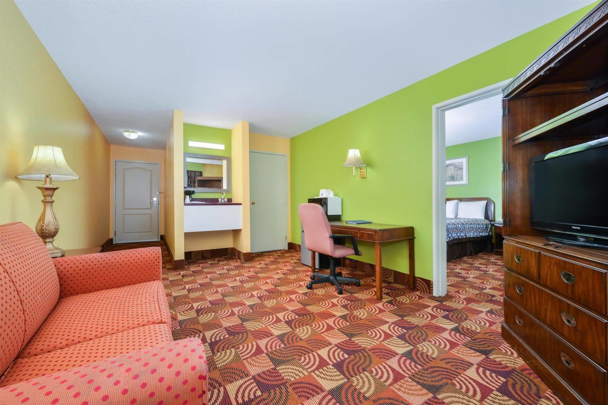 Super 8 By Wyndham Lake Of The Ozarks Eldon Exteriér fotografie
